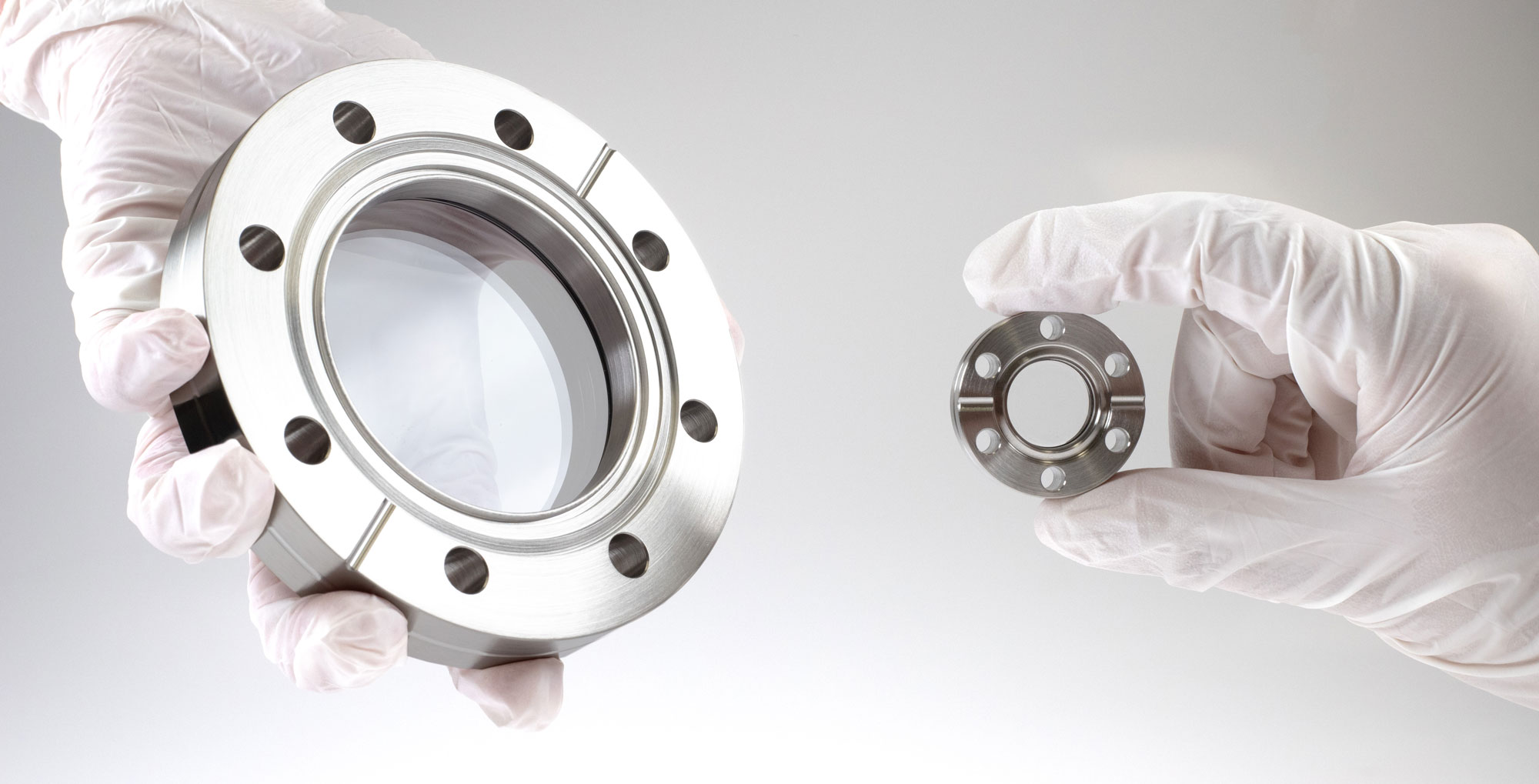 A photography of two Viewports for vacuumchambers.