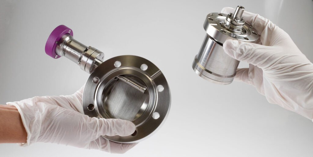 Two hands holding a product photography of a Viewportshutter and a MetraVaC by VACOM 2021